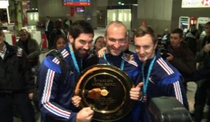 Les handballeurs français accueillis en héros à Roissy
