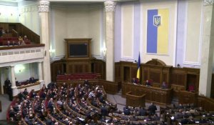 Ukraine: le Parlement abroge une législation répressive