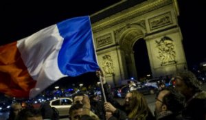 Les Champs-Élysées fêtent la qualification de la France et de l'Algérie