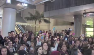 Des centaines de fans attendent One Direction à l'aéroport de Los Angeles