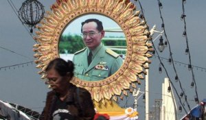 Thaïlande: trêve précaire à Bangkok avant l'anniversaire du roi