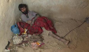 Afghanistan: dans un asile, cure au poivre et vue sur des tombes