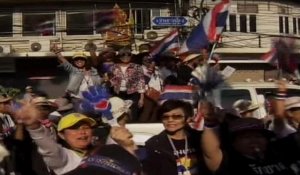 Des milliers de manifestants à Bangkok, appel au boycott des législatives