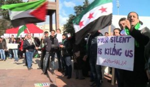 Manifestation devant l'ONU exigeant le départ de Bachar al-Assad