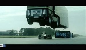 Le zapping du 26/11 : Une incroyable cascade entre un semi-remorque et une F1 !