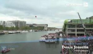 Le funambule Denis Josselin traverse la Seine à 25 mètres de hauteur