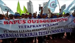 Des milliers d'Indonésiens défilent pour des hausses de salaire