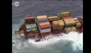 Nouvelle-Zélande : le cargo Rena brisé en deux