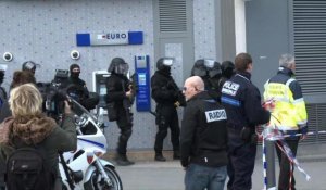 France:deux personnes brièvement retenues en otage près de Paris