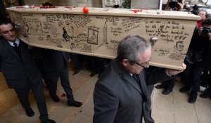 "Charlie Hebdo" enterre les victimes des frères Kouachi