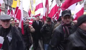 L'opposition conservatrice manifeste à Varsovie