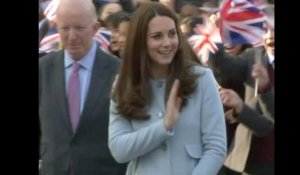 Exclu Vidéo : Kate Middleton visite une académie à Kensington