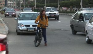 Au Caire, de femmes affrontent à vélo bouchons et harcèlement