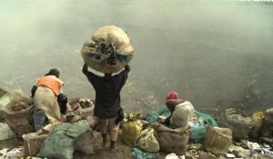 Mozambique: les pauvres de Maputo font les poubelles de la croissance