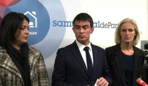 Manuel Valls se rend dans un centre d'hébergement