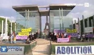 Devant le Mur pour la Paix, des anti-nucléaire commémorent le bombardement d'Hiroshima