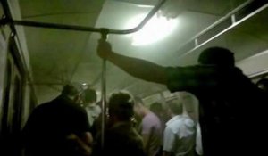 Des passagers filment le métro enfumé de Moscou