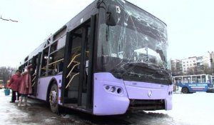 Bus bombardé à Donetsk: les rebelles exhibent des prisonniers