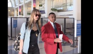 Exclu Vidéo : Behati Prinsloo : un ange qui ne se prive pas d'une bonne chasse aux œufs !