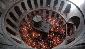 Des pèlerins chrétiens orthodoxes célèbrent la cérémonie du "feu sacré" à Jérusalem