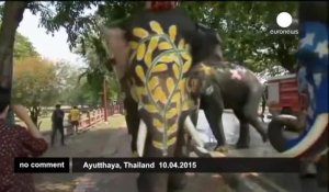 Thaïlande : des éléphants donnent le coup d'envoi de la fête de l'eau