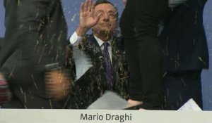 BCE: une jeune femme se rue sur Mario Draghi