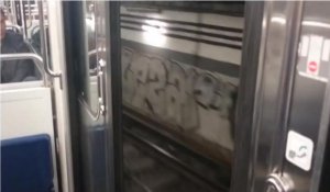 Un métro parisien roule avec les portes ouvertes 