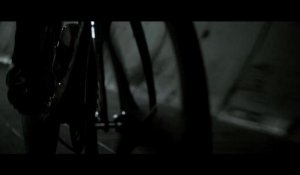 Chris Froome traverse le tunnel sous la manche en vélo
