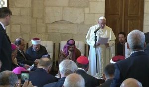 Le Pape appelle les juifs, chrétiens et musulmans à "travailler ensemble pour la paix"