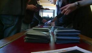 Municipales: dépouillement dans un bureau de vote à Carpentras