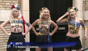 À Paris, les Femen urinent sur un portrait du Président ukrainien