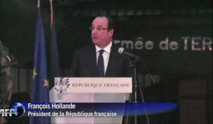 Centrafrique: Hollande à Bangui défend l'intervention française