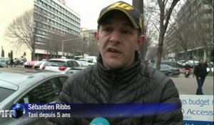 Les chauffeurs de taxi bloquent les accès à Marseille