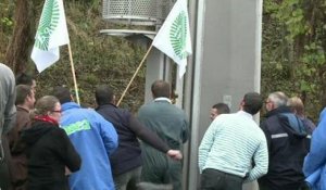 Ecotaxe: Les agriculteurs du Nord ont bloqué l'A2 pendant 2 heures
