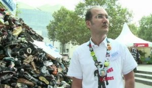 Handicap International: Des chaussures contre les mines antipersonnel à Bastille