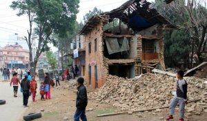 Le bilan du séisme s'alourdit, le Népal appelle à l'aide internationale
