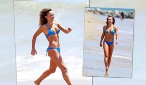Karina Smirnoff dans un petit bikini bleu à Malibu