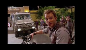 Jurassic World - Chris Pratt - Motorcycle (Universal Pictures)