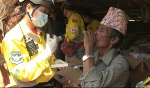 Reportage : les secours arrivent enfin dans des zones népalaises reculées