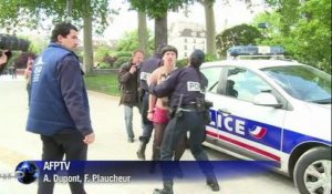Une Femen dénonce l'homophobie à Notre-Dame de Paris