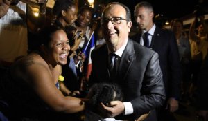 Hollande entame sa tournée dans les caraïbes par les Antilles françaises