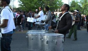 Etats-Unis: fanfares et danseurs dans les rues de Baltimore