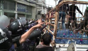 Népal:la police anti-émeute intervient contre la foule en colère
