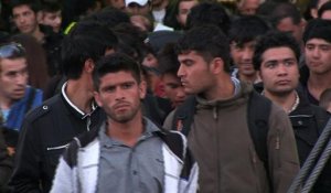 Grèce: environ 400 migrants débarquent au Pirée