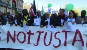 Paris: marche en hommage aux victimes de l'attentat de Garissa