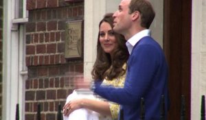 Londres: Kate et William présentent leur fille au public