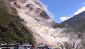 Séisme au Népal: glissement de terrain impressionnant à Dhunchet