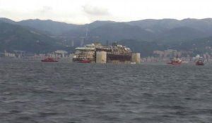 Italie: l'épave du Costa Concordia arrive au port de Gênes