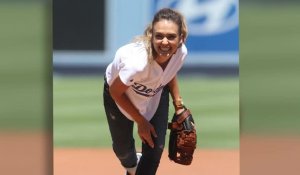 Jessica Alba lance la première balle au match des Dodgers