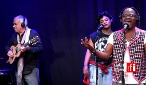 Papa Wemba chante "Oyebi" dans la bande passante sur RFI